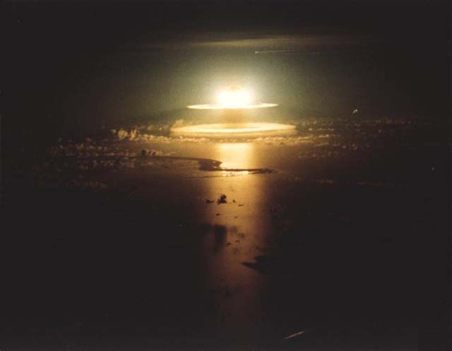 L'explosion de Yeso illuminant l'atoll de Christmas (10 juin 1962)